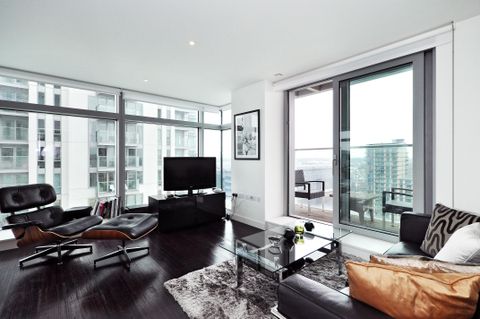 Pan Peninsula Square E14