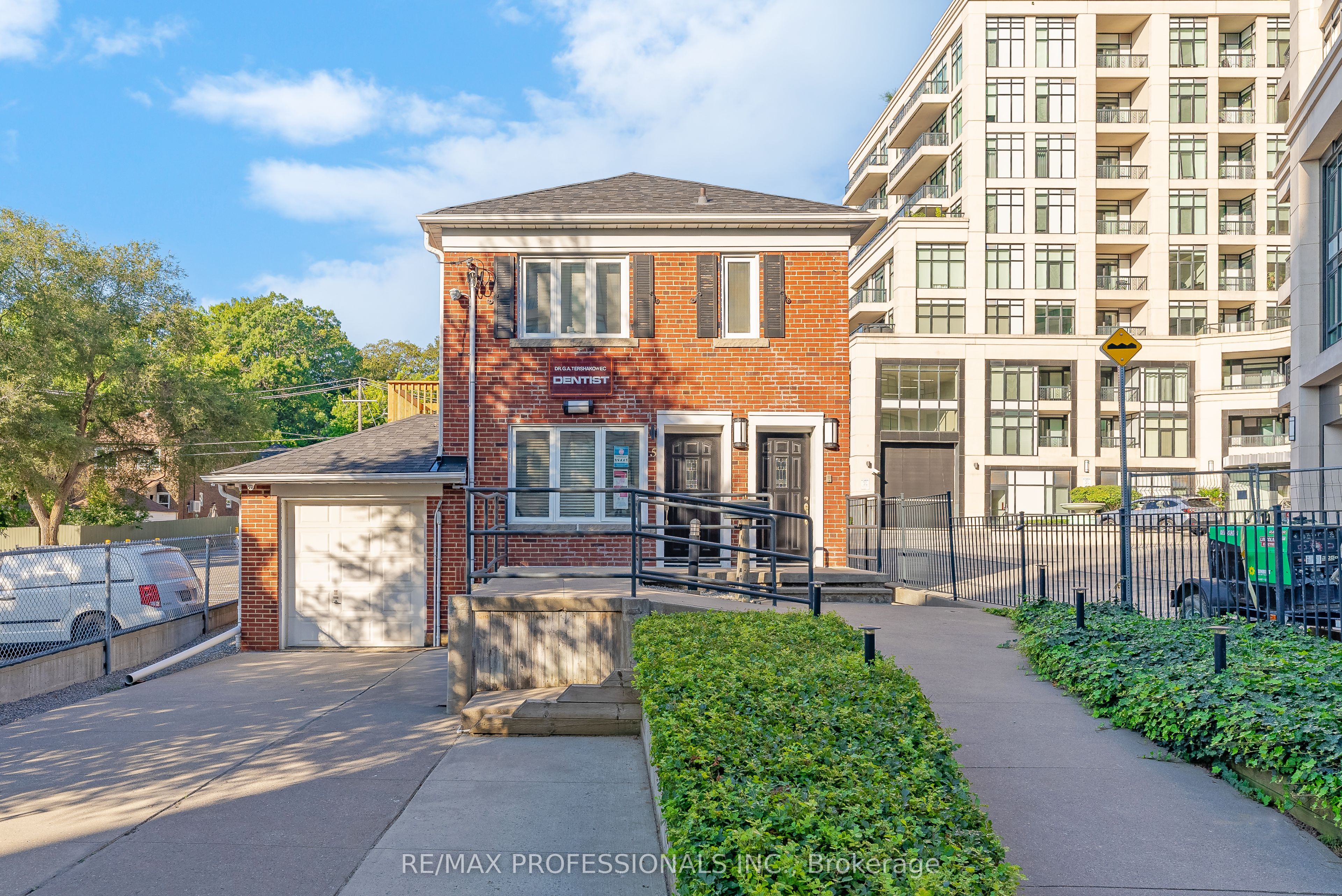 Additional image 2 of 5A Old Mill Drive, Toronto, ON, M6S 4J7