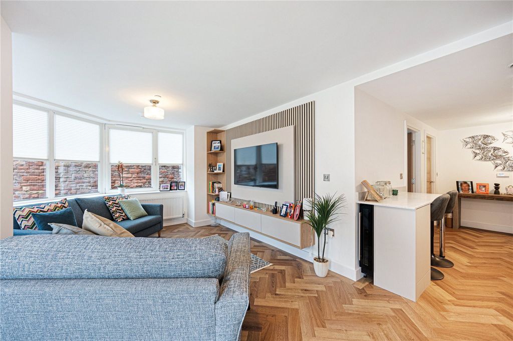 2 bed flat to rentFiremans Square, Chester, Cheshire CH1 photo 2