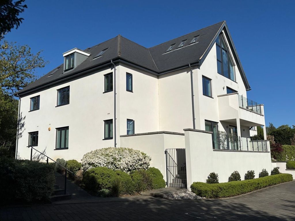 Additional image 9 of 3 bed flat for saleSouth Park Crescent, Gerrards Cross, Buckinghamshire SL9
