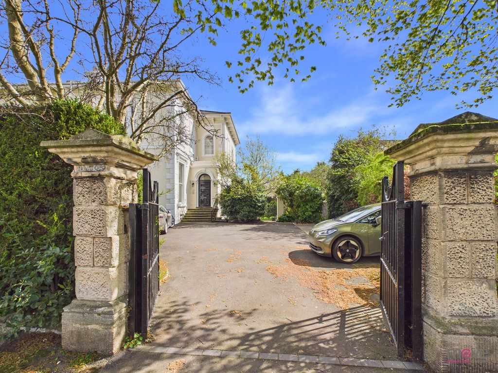 Additional image 8 of 2 bed flat for salePittville Crescent, Cheltenham GL52