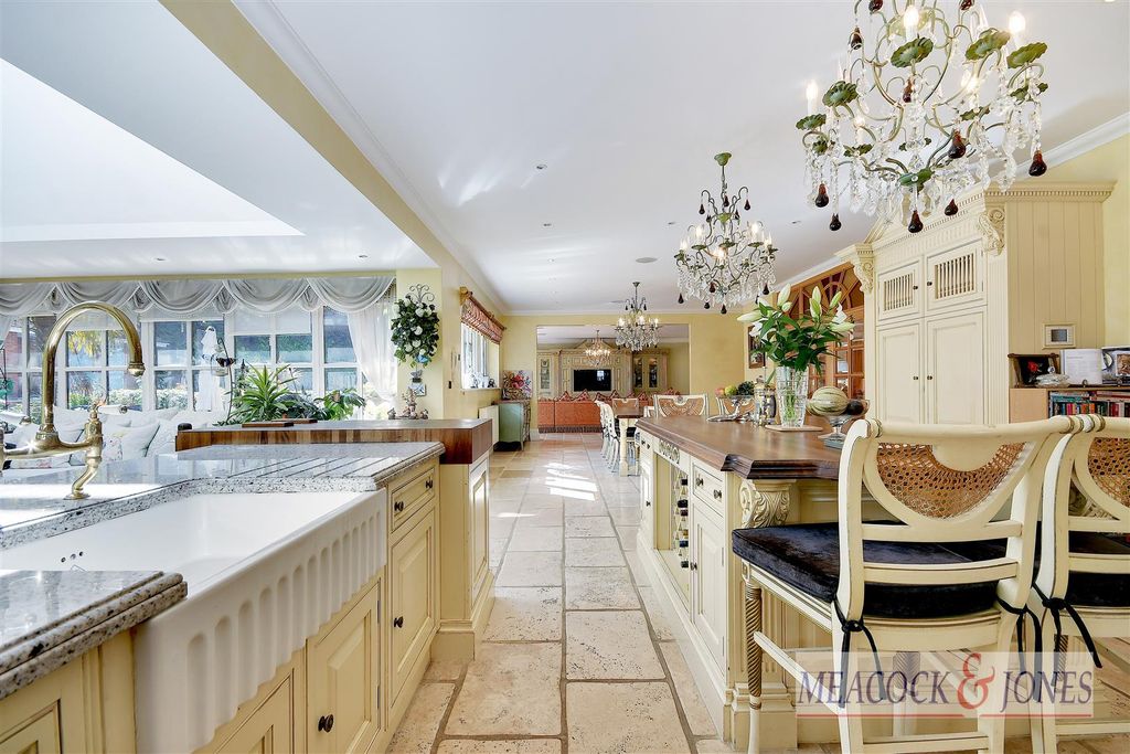 Additional image 6 of 7 bed detached house for saleHutton Mount, Brentwood CM13
