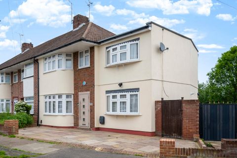 Merlin Grove, Ilford IG6