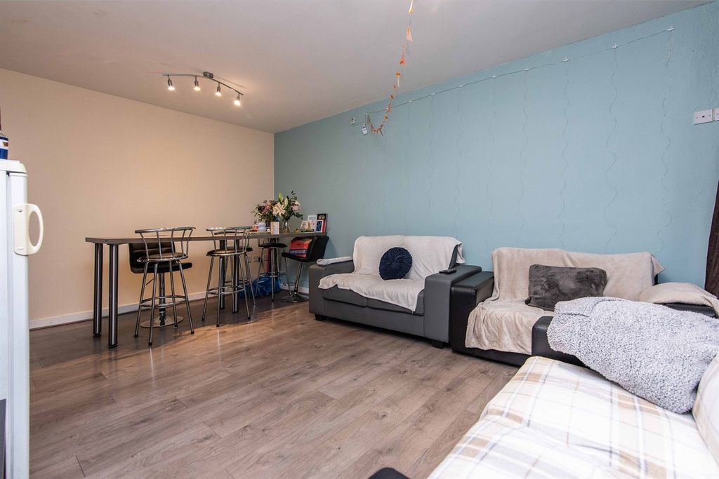 5 bed shared accommodation to rentEquitable House, South Parade NG1 photo 2
