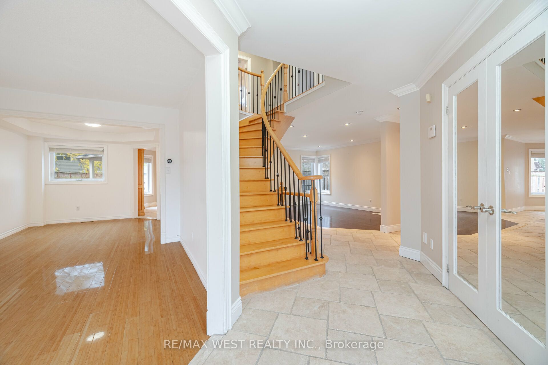 Additional image 5 of Main-5456 Whitehorn Avenue, Mississauga, ON, L5V 1V5