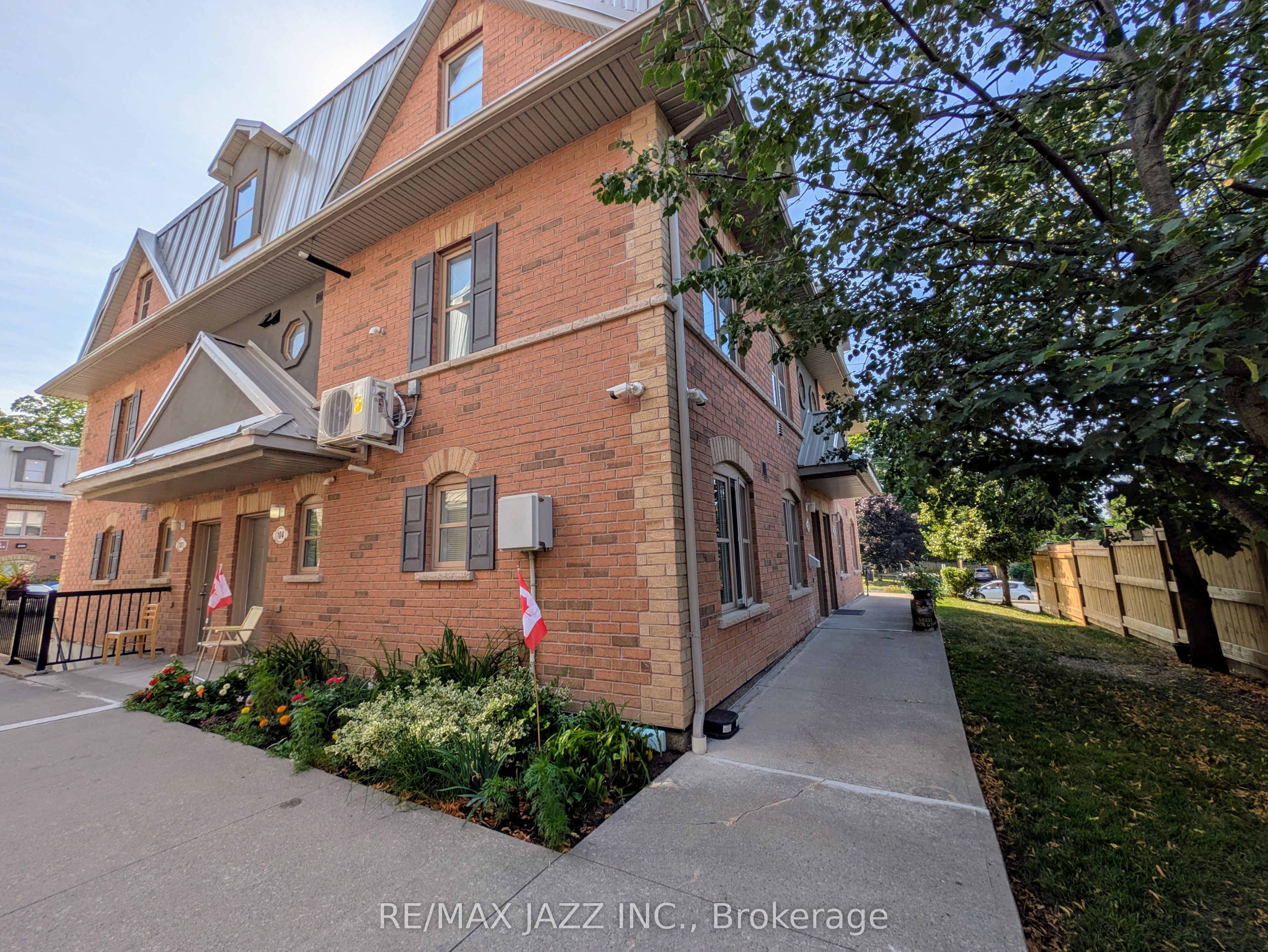 202-770 King Street E, Oshawa, ON, L1H 1G9