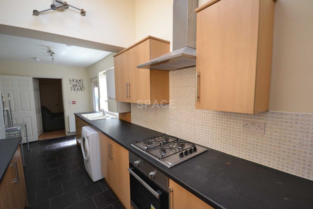 Additional image 6 of 6 bed terraced house to rentBishops Road, Reading, Berkshire RG6