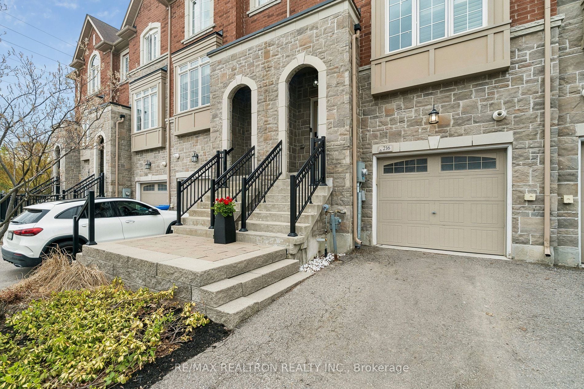 Additional image 3 of 216 Appleton Court, Newmarket, ON, L3Y 0B8