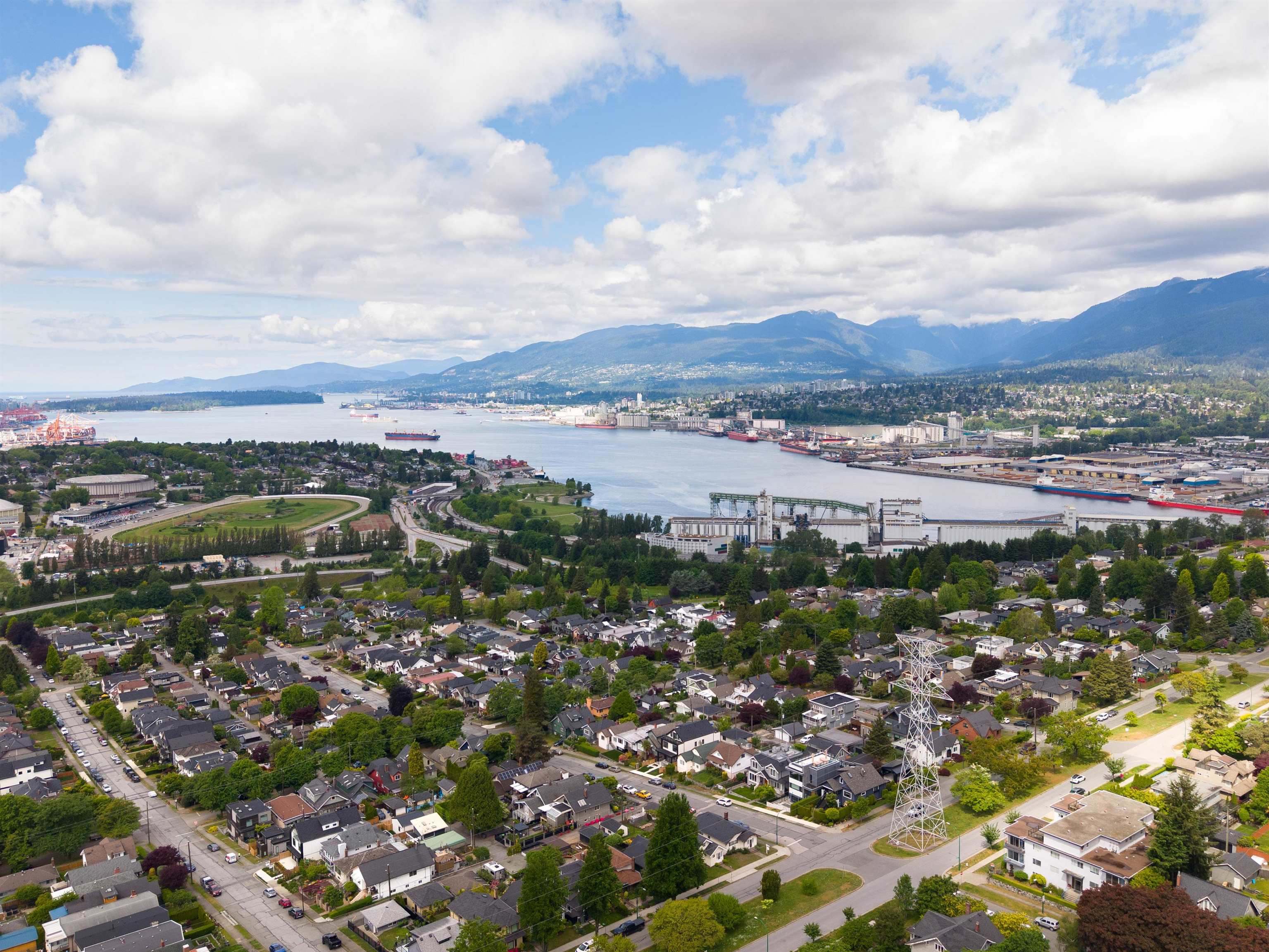 2-3645 Dundas Street, Vancouver, BC, V5K 1S3