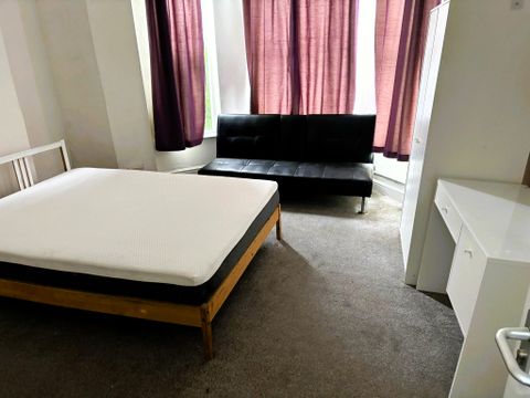Llanbleddian Gardens, Cardiff CF24, Room to rent