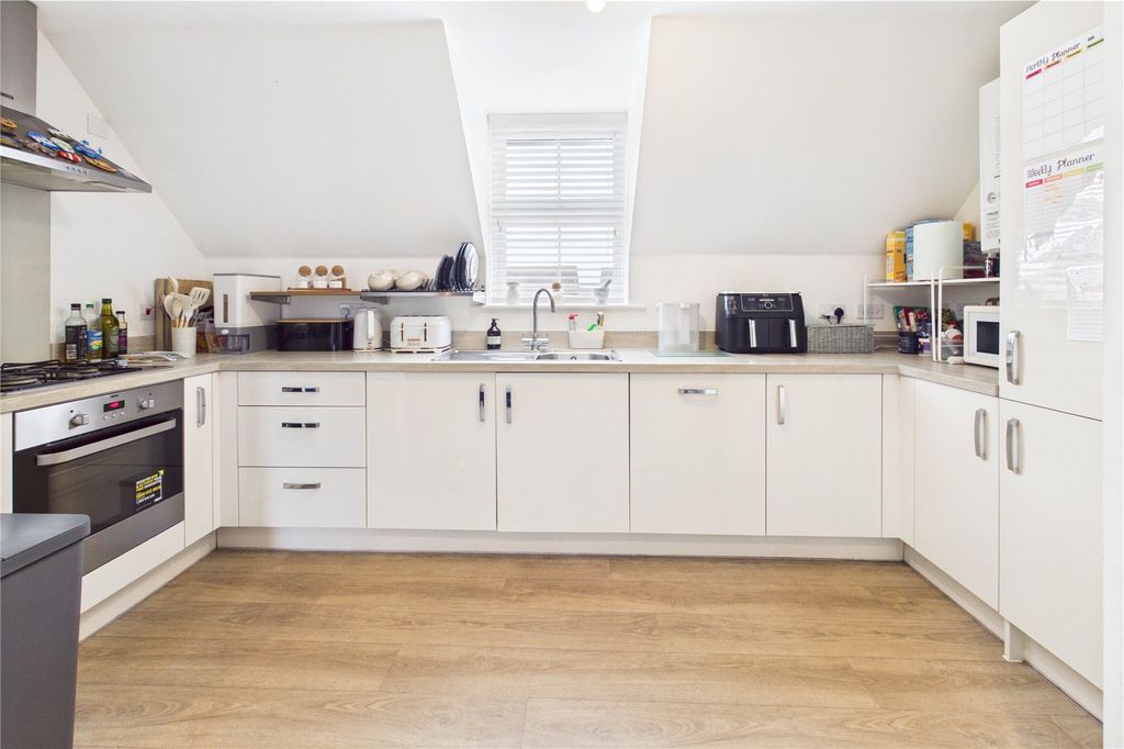 Additional image 2 of 2 bed flat to rentHutton Close, Newbury, Berkshire RG14