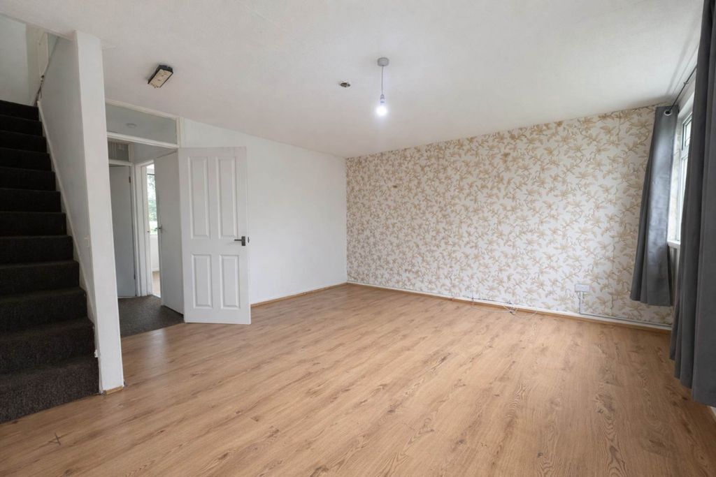 Additional image 10 of 4 bed semi-detached house to rentChertsey Close, Luton LU2