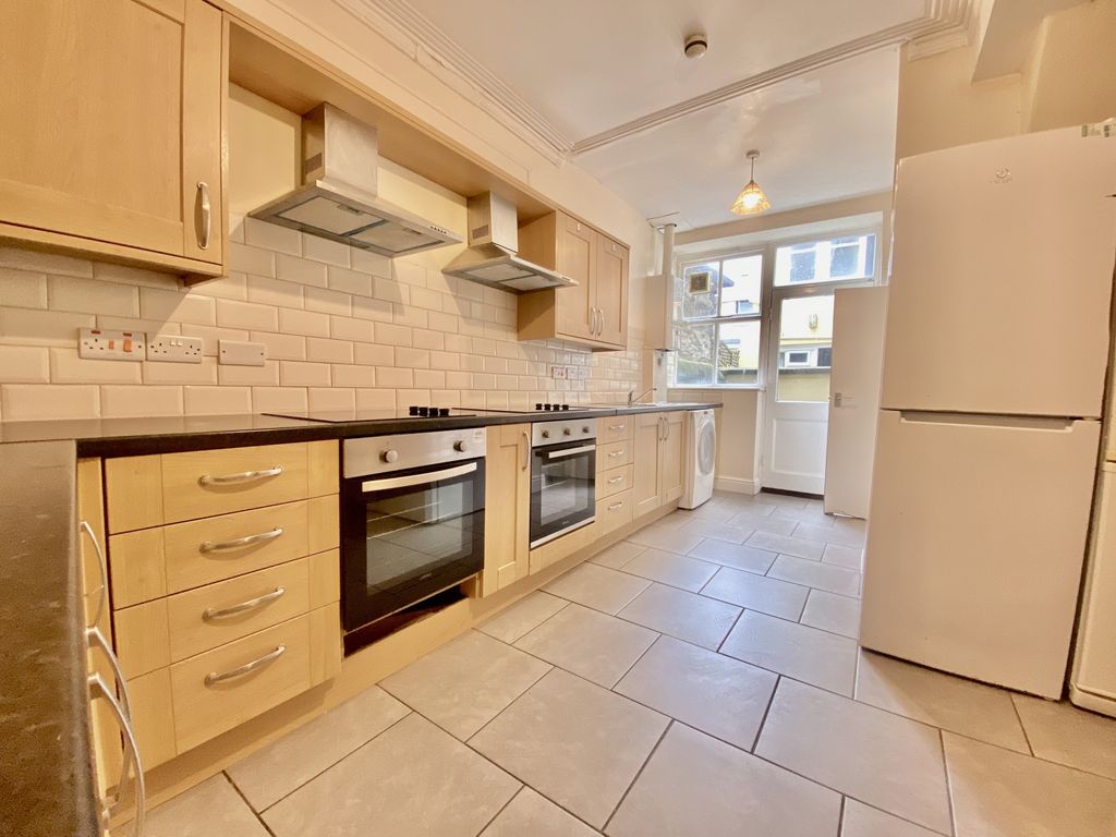 8 bed shared accommodation to rentQueens Square, Aberystwyth, Cardiganshire SY23 photo 4