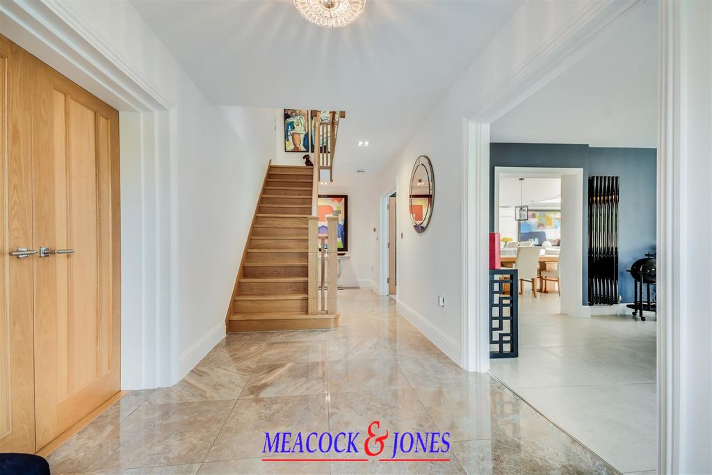 Additional image 10 of 5 bed detached house to rentRoundwood Avenue, Hutton Mount, Brentwood CM13