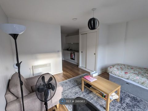 Falkner Street, Liverpool L8, Studio to rent