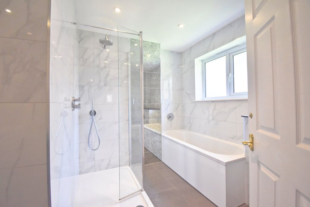 Additional image 11 of 5 bed detached house to rentBeech Close, Cobham KT11