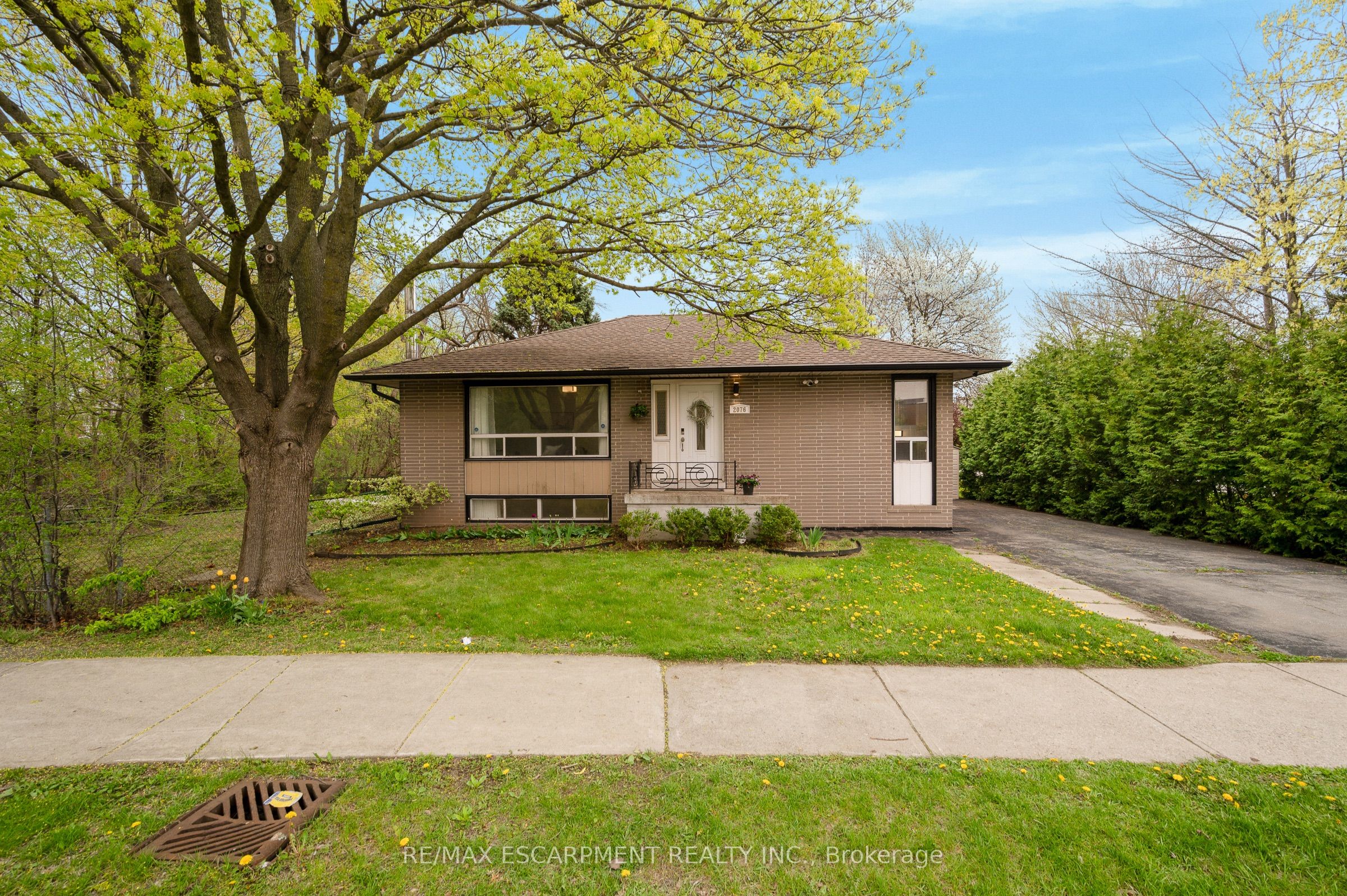 2076 Constance Drive, Oakville, ON, L6J 2V7