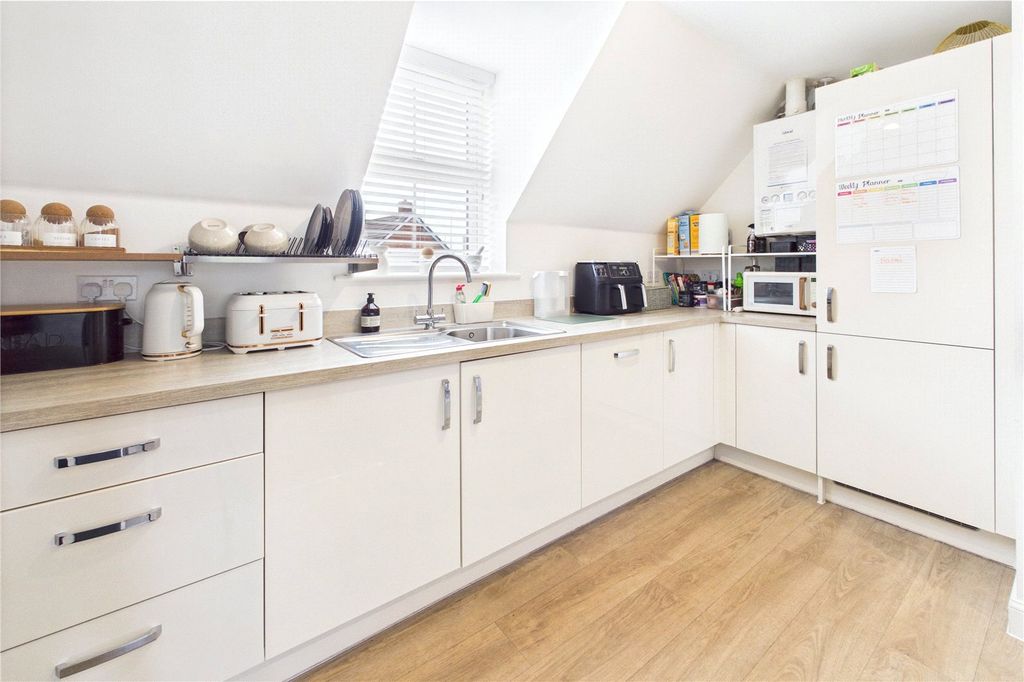Additional image 12 of 2 bed flat to rentHutton Close, Newbury, Berkshire RG14