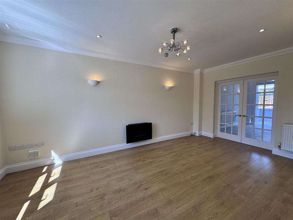 Additional image 2 of 6 bed detached house to rentWalnut Tree House, Caerwent, Caldicot NP26