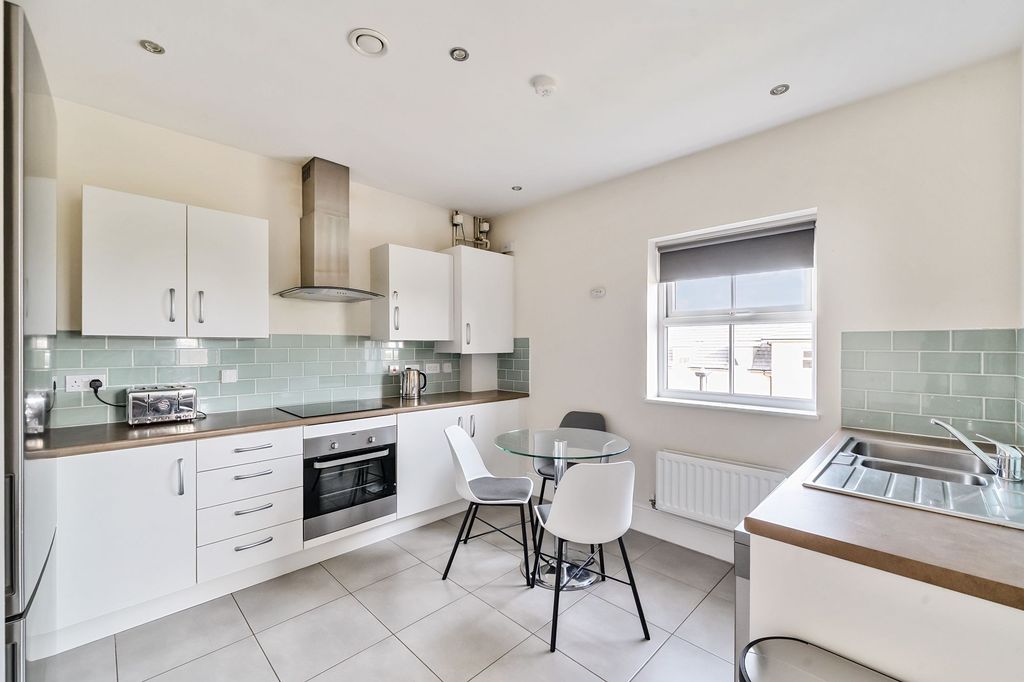 2 bed flat for saleSanders Walk, 16 Sanders Walk HG1 photo 4