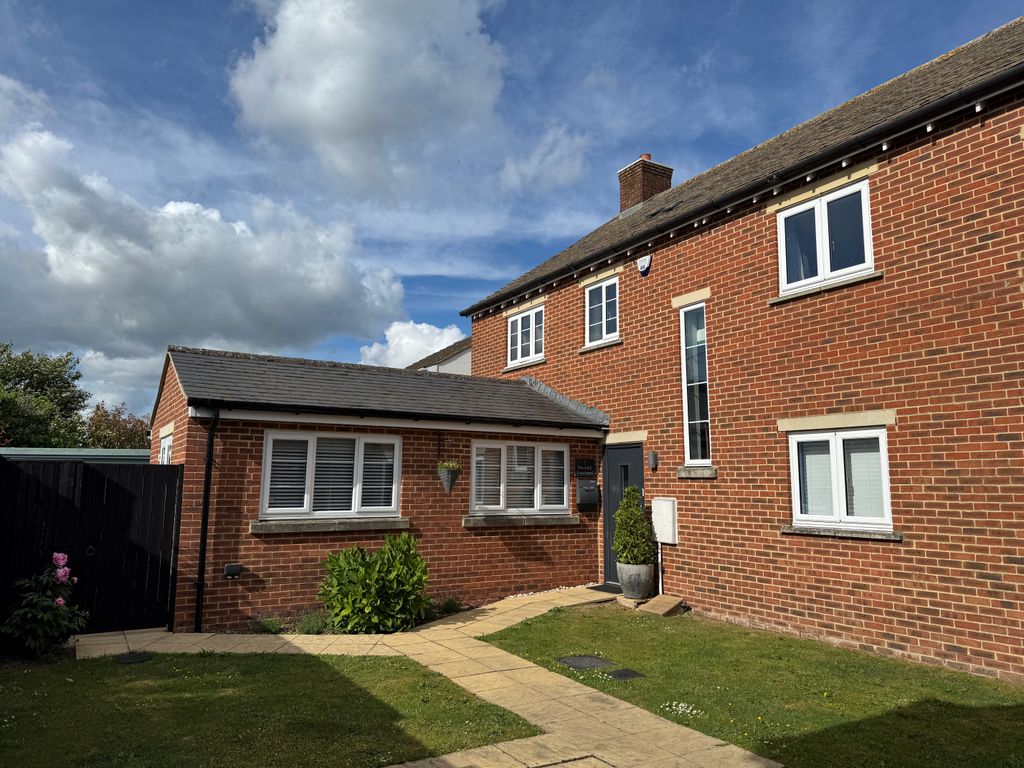 3 bed semi-detached house for salePavenhill Courtyard, Upper Pavenhill, Purton SN5
