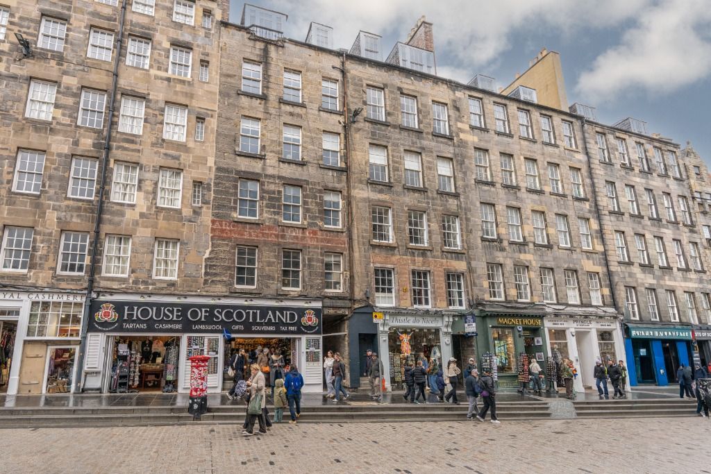 2 bed flat to rentJames Court, Central, Edinburgh EH1