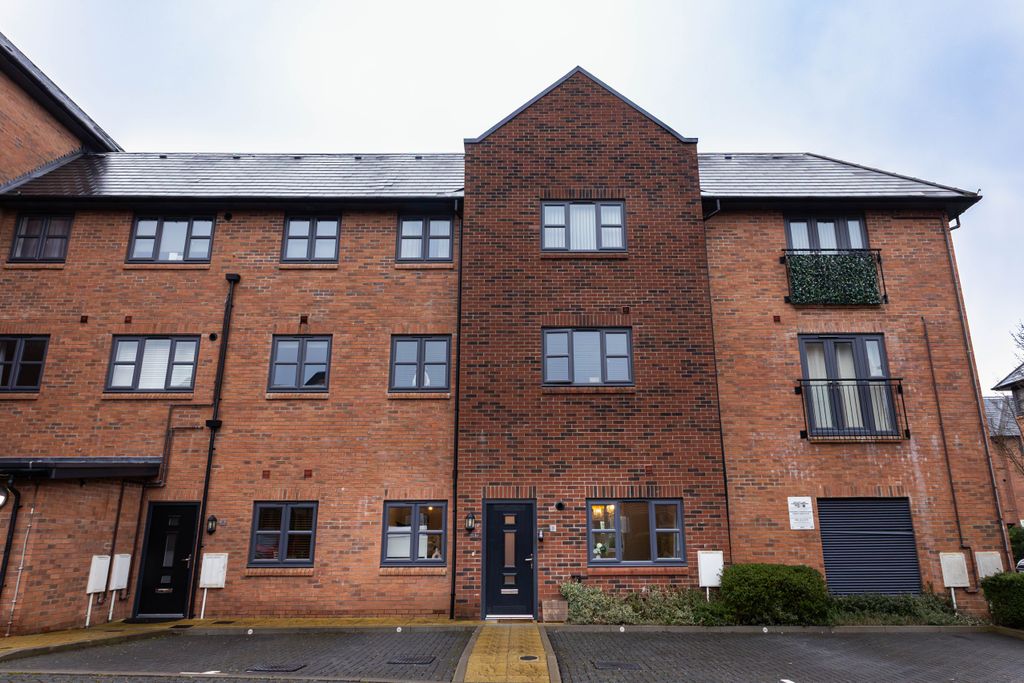 3 bed flat to rentWillow House, Hook RG27