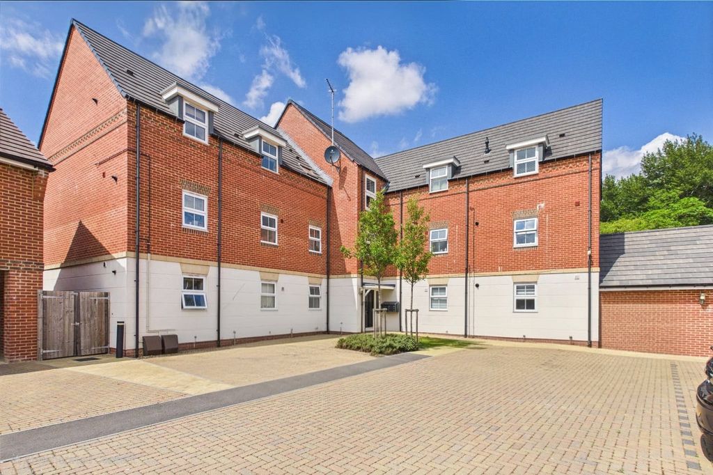 Additional image 16 of 2 bed flat to rentHutton Close, Newbury, Berkshire RG14
