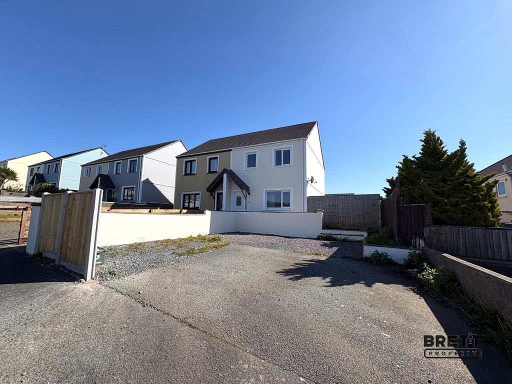 3 bed semi-detached house to rent2 Finch Close, Pembroke Dock, Pembrokeshire. SA72