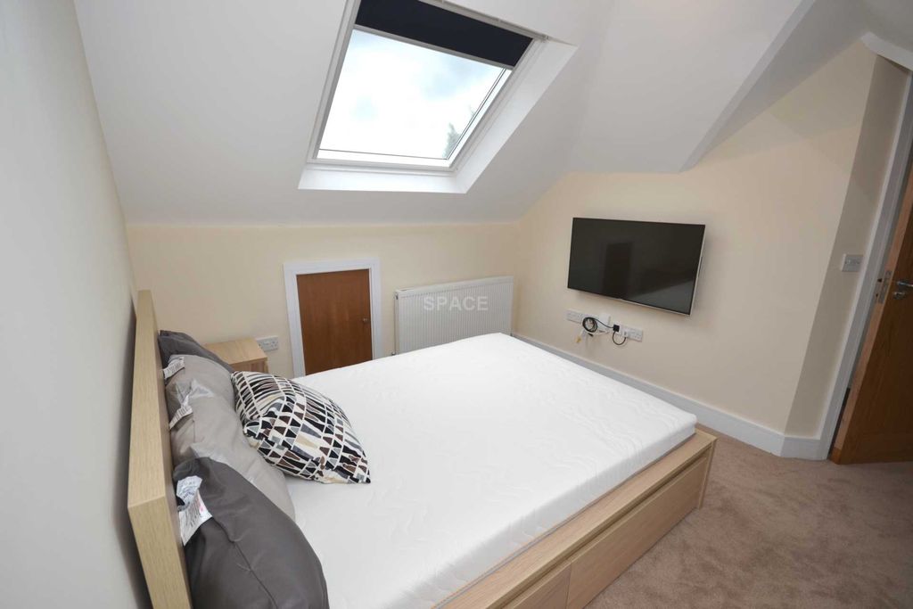 Additional image 5 of Room to rentChurch Road, Reading, Berkshire, - Room 8 RG6