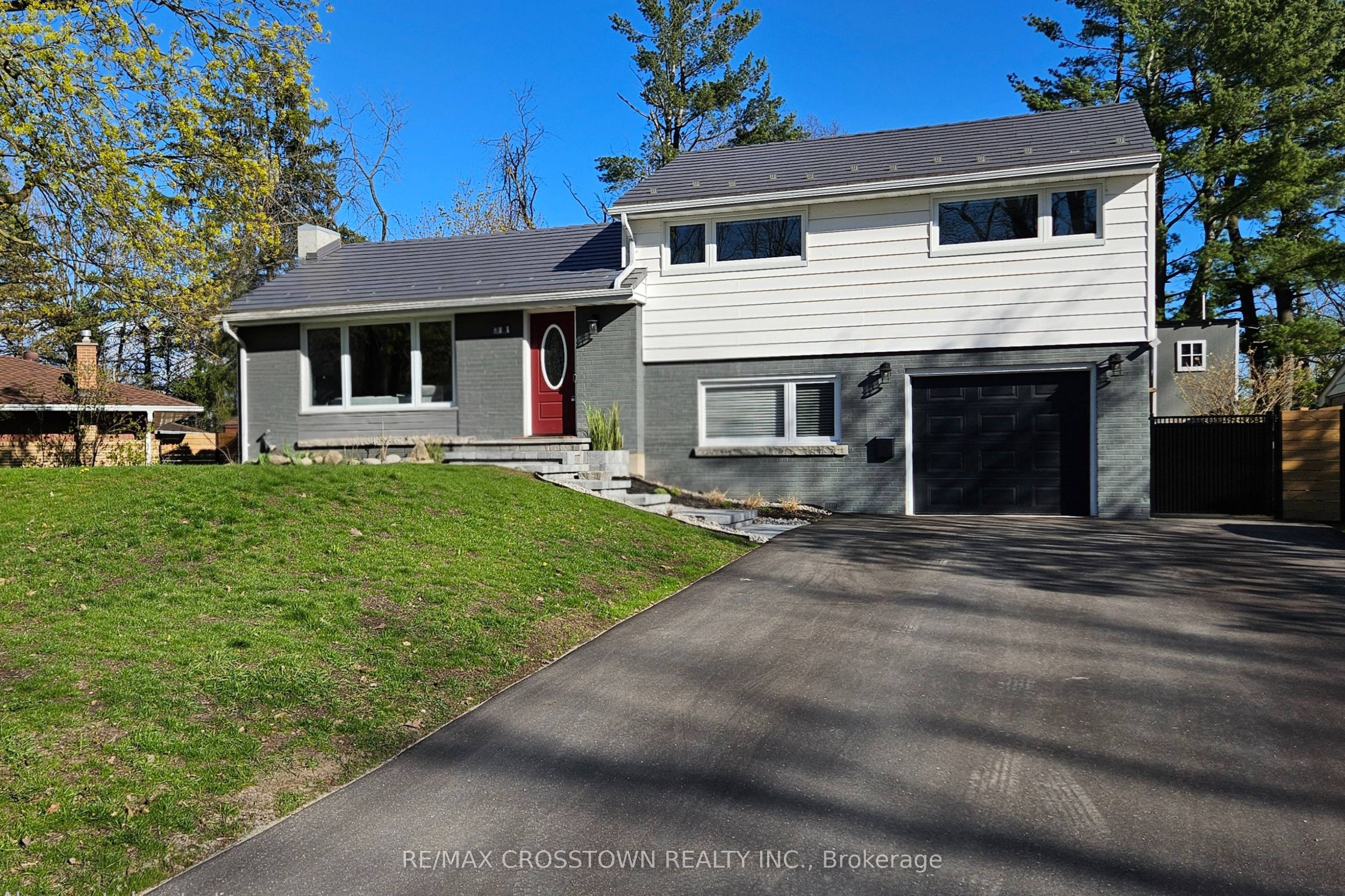 11 Castle Drive, Barrie, ON, L4N 1P7