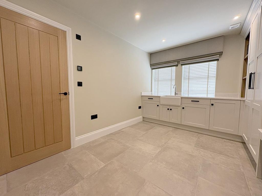 Additional image 9 of 4 bed property to rentHarewood Avenue, Harewood, Leeds LS17