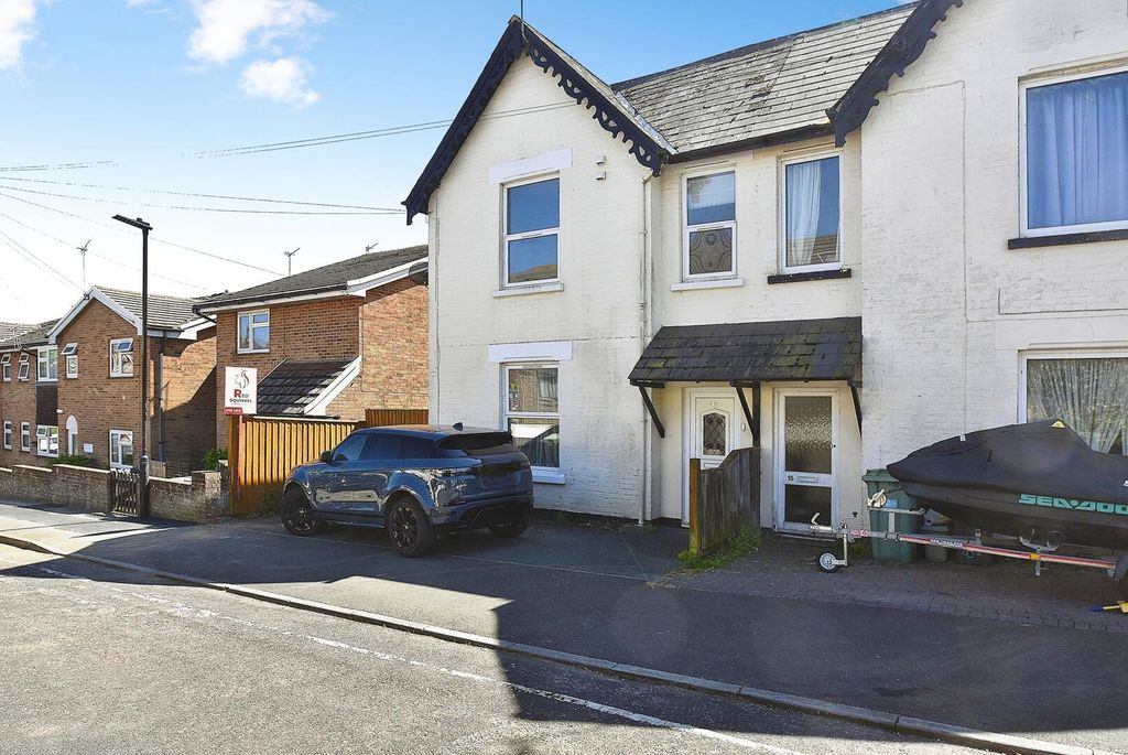 3 bed property to rentAvenue Road, Shanklin PO37