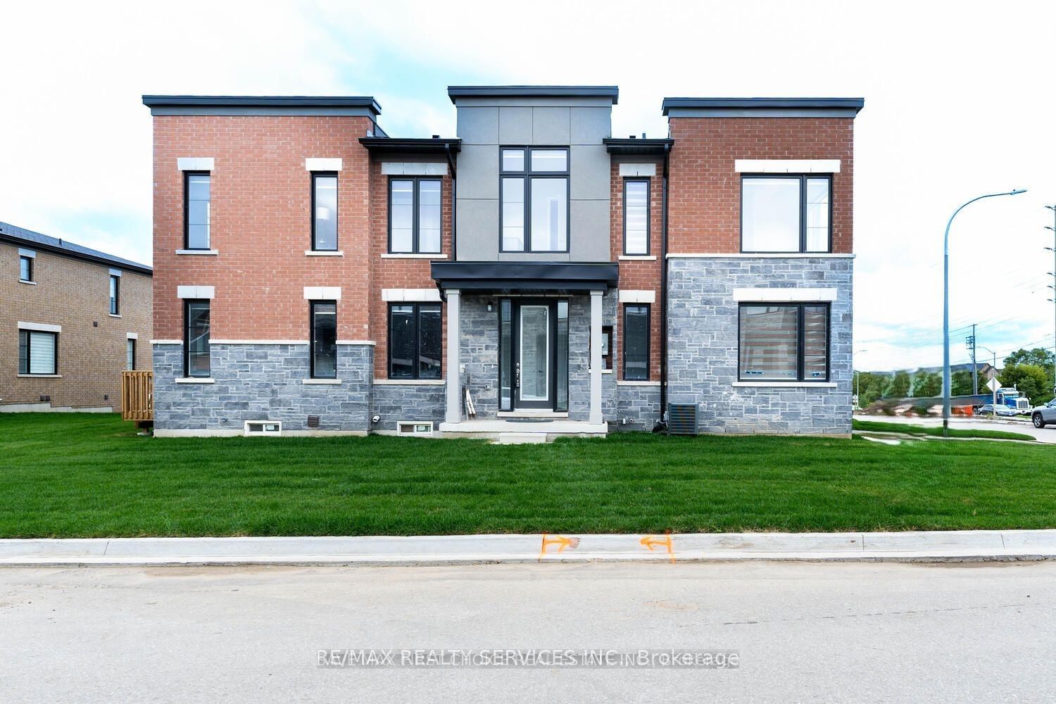 98 Pine Gate Place E, Whitby, ON, L1R 2M5