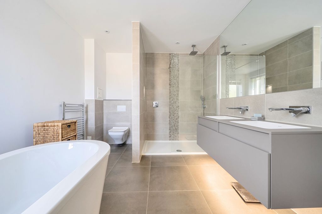 Additional image 4 of 3 bed flat for saleSouth Park Crescent, Gerrards Cross, Buckinghamshire SL9