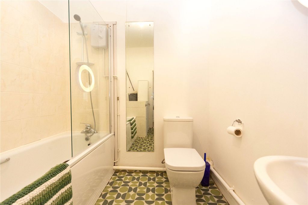 Additional image 12 of 1 bed flat to rentHickman Road, Penarth, Penarth CF64