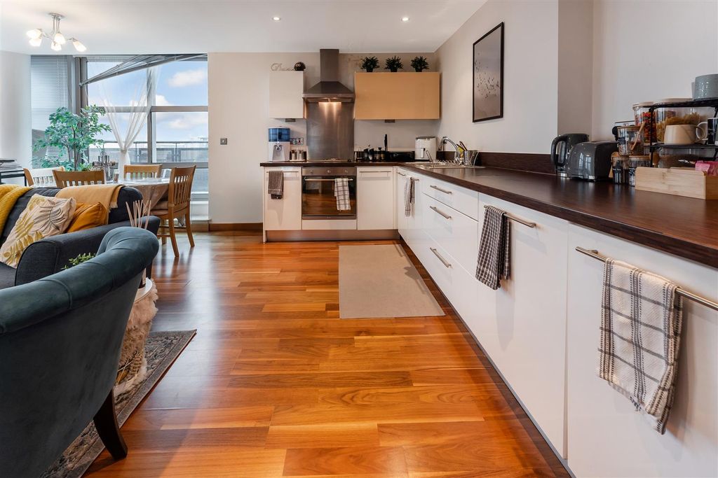 2 bed flat for saleSt George Building, Great George Street LS1 photo 2