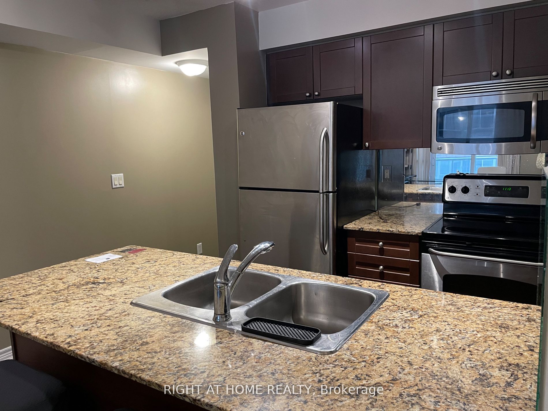 Additional image 6 of 807-761 Bay Street, Toronto, ON, M5G 2R2