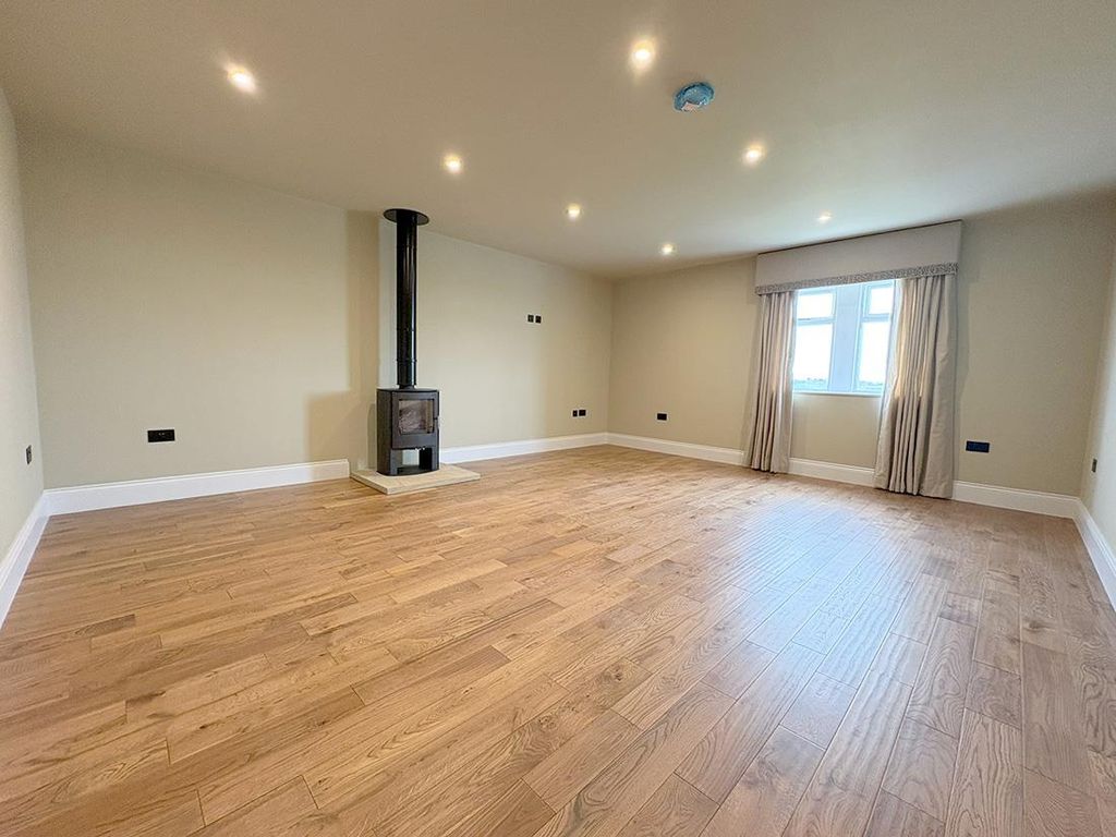 Additional image 4 of 4 bed property to rentHarewood Avenue, Harewood, Leeds LS17