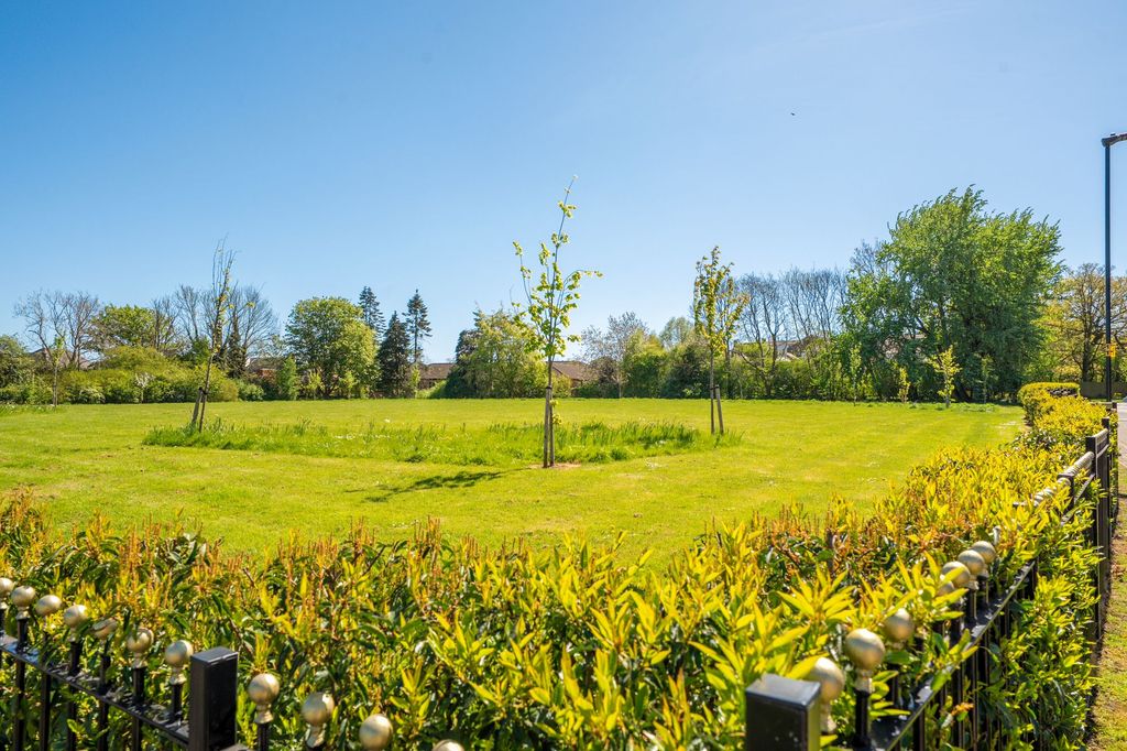 2 bed flat for saleSanders Walk, 16 Sanders Walk HG1 photo 3