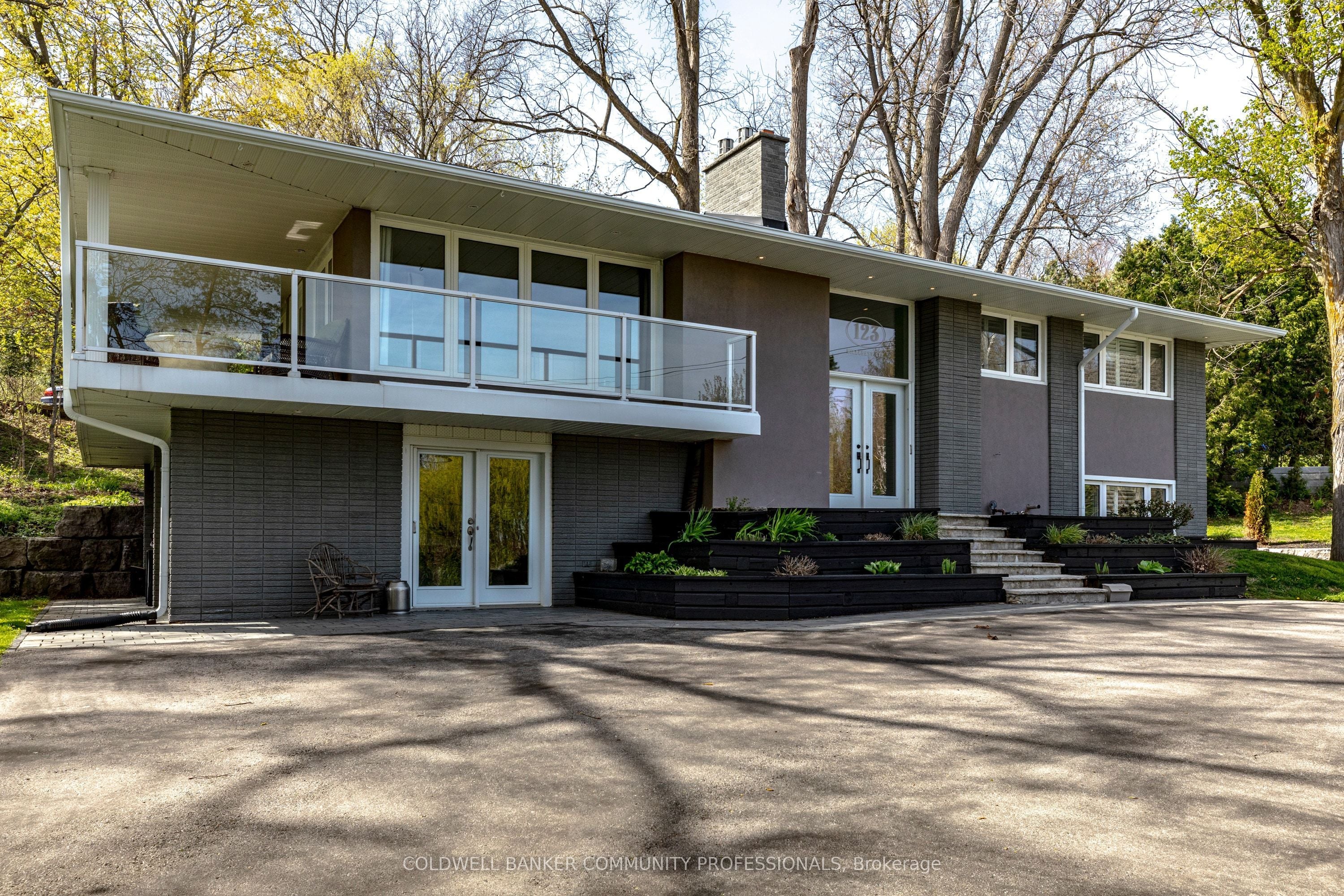 123 Hillcrest Avenue, Hamilton, ON, L9H 4X7