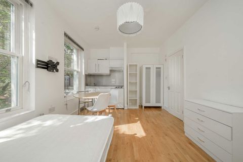 Castletown Road, West Kensington W14, Studio to rent