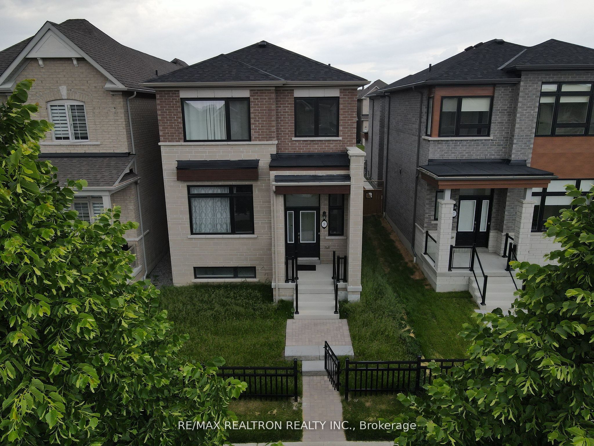 9 Mountainside Crescent, Whitby, ON, L1R 0P5 photo 3