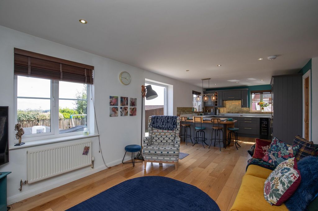 Additional image 3 of 3 bed detached house for saleAfal Sur, Barry CF63