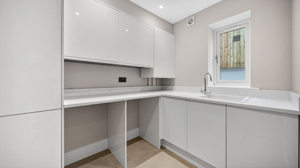 Additional image 10 of 5 bed detached house to rentLeeds Road, Bramhope, Leeds, West Yorkshire LS16