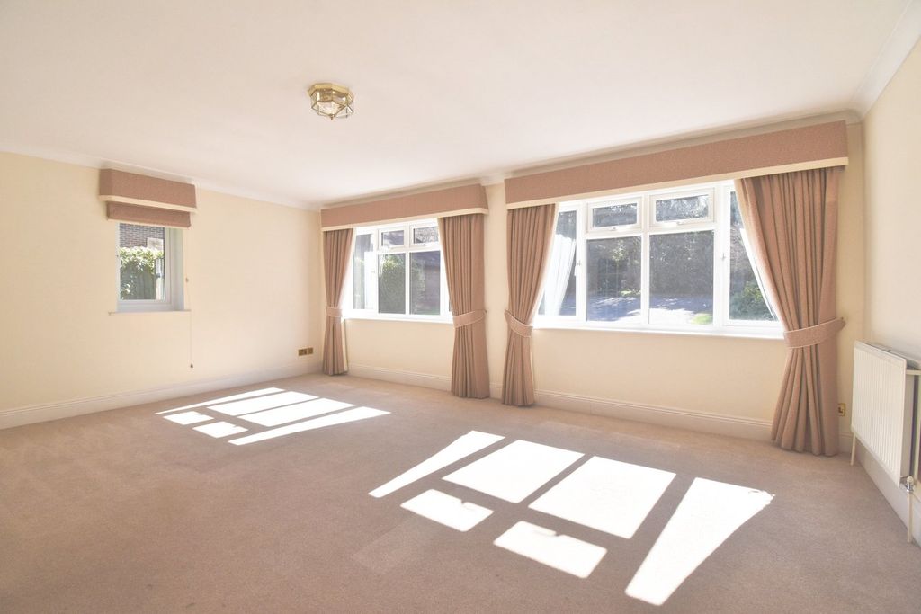 Additional image 7 of 5 bed detached house to rentBeech Close, Cobham KT11