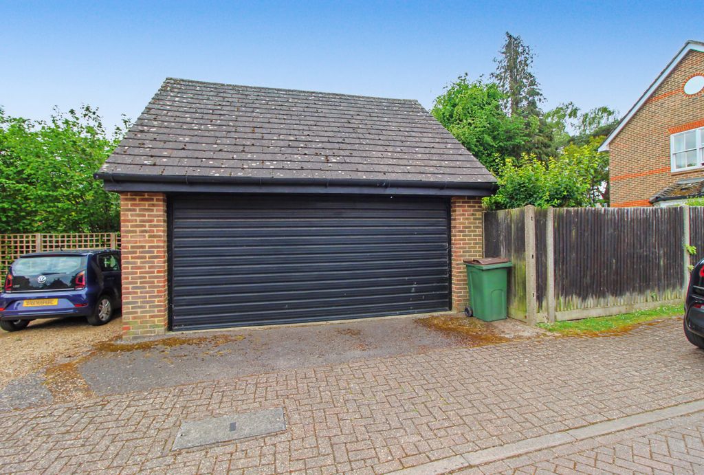 Additional image 12 of 3 bed detached house to rentBrisson Close, West End, Esher KT10