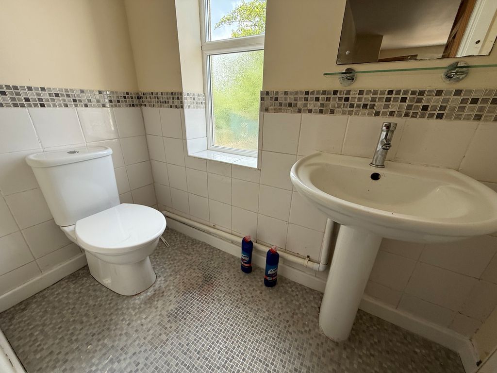 Additional image 10 of 3 bed property to rentGwscwm Road, Burry Port SA16