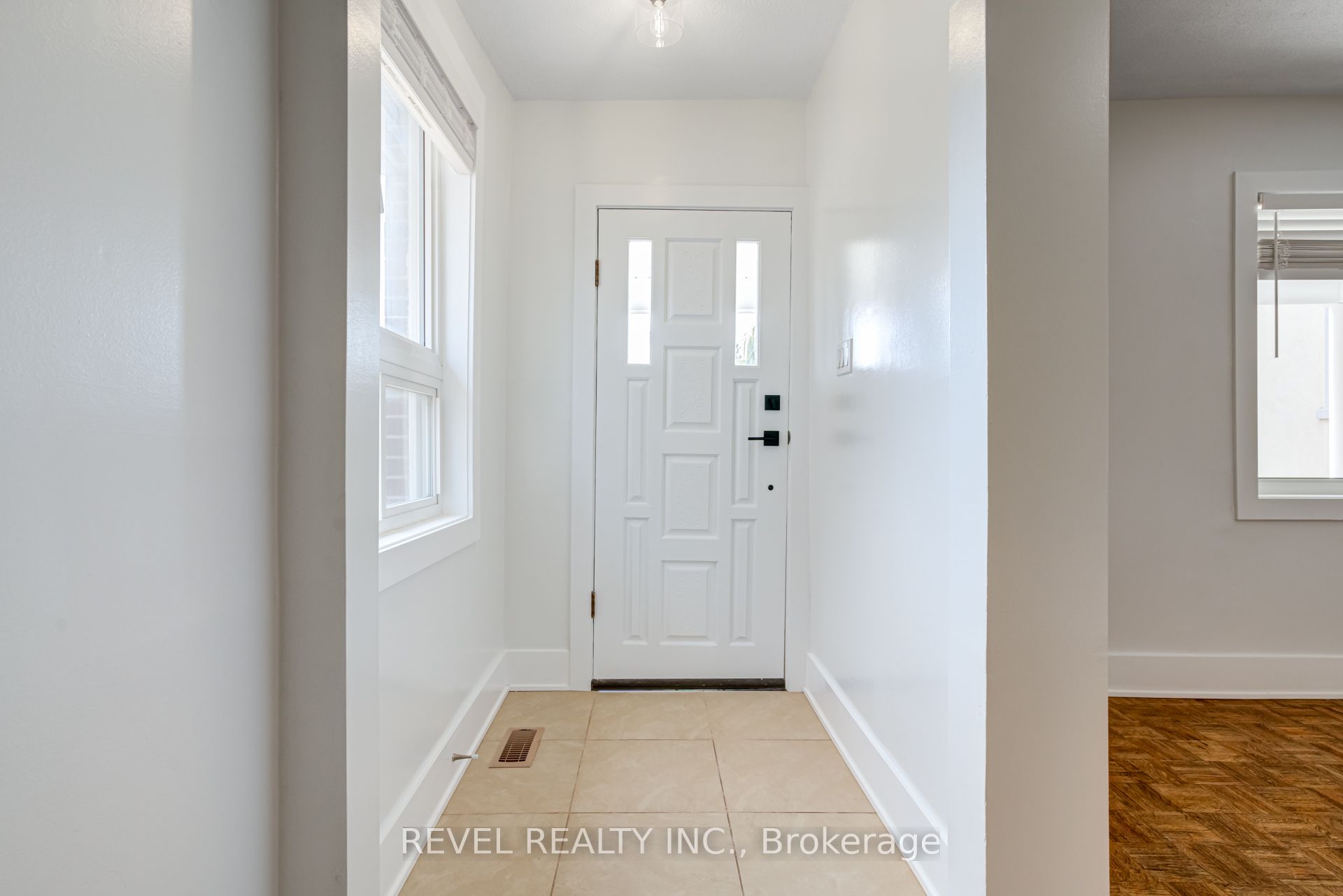Additional image 3 of Main-24 Kenora Crescent, Toronto, ON, M6M 1C6