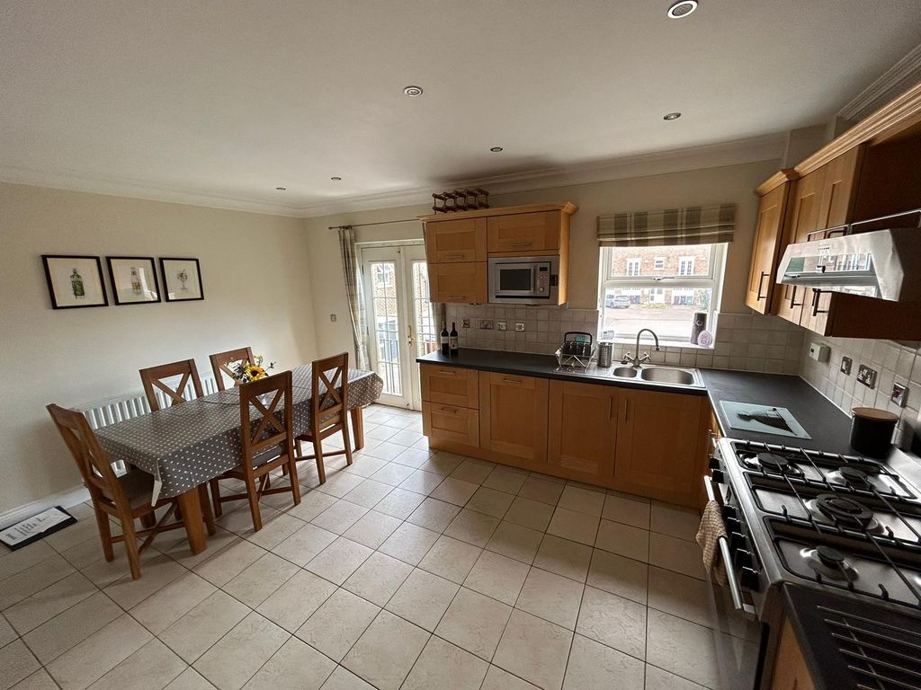Additional image 12 of 4 bed detached house to rentCarisbrooke Road, Leeds, West Yorkshire LS16